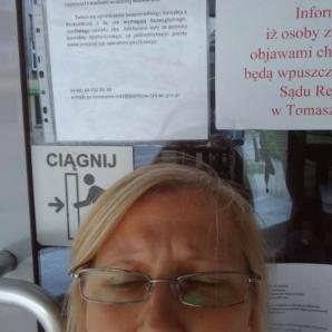 [VIDEO] Nowe, wstrząsające informacje dot. nauczyciela-porywacza! Prokurator w Tomaszowie Mazowieckim rekwiruje mu sprzęt elektronicny a lekceważy koszmar matki i więzionej przez niego 3,5-letniej dziewczynki!