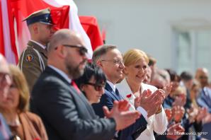 [VIDEO] Na dziedzińcu Belwederu odbyła się uroczystość z okazji  Dnia Polonii i Polaków za Granicą z udziałem Prezydenta  Andrzeja Dudy i Małżonki Agaty Kornhauser–Dudy