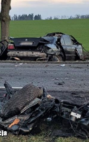 Makabryczny wypadek na k-22. BMW roztrzaskane na drzewie