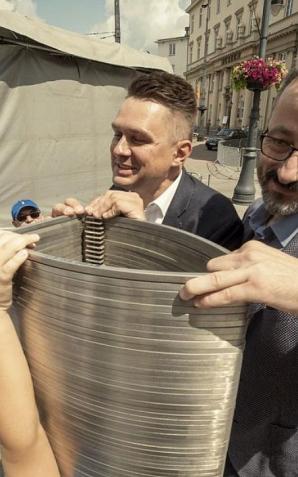 Powiększono Pomnik Ulicy Piotrkowskiej o kolejny centymetr. Obelisk ma już 196 cm wysokości