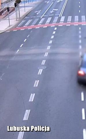 [VIDEO] Niebezpieczny wypadek uchwyciła kamera monitoringu. Zawsze zatrzymuj się na czerwonym świetle!