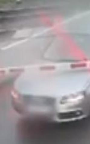 [VIDEO] Niebezpieczna sytuacja na przejeździe kolejowym. Auto utknęło między rogatkami