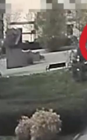 [VIDEO] Nie zauważył pieszej i odjechał z miejsca zdarzenia. Dzięki reakcji świadka, 79-letni kierowca został zatrzymany