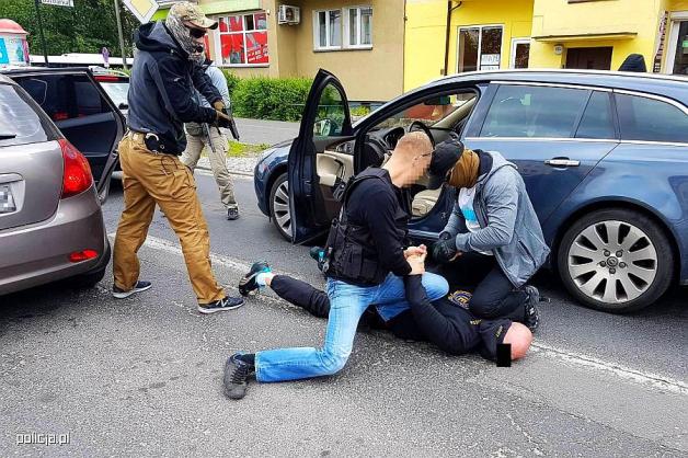 [VIDEO] Nakłaniali do prostytucji i czerpali z tego korzyści, teraz nie unikną kary