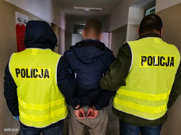 [VIDEO] Wyrzucili psa przez okno, bo wskoczył na stół w trakcie kolacji