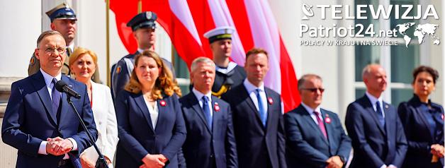 [VIDEO] Na dziedzińcu Belwederu odbyła się uroczystość z okazji  Dnia Polonii i Polaków za Granicą z udziałem Prezydenta  Andrzeja Dudy i Małżonki Agaty Kornhauser–Dudy