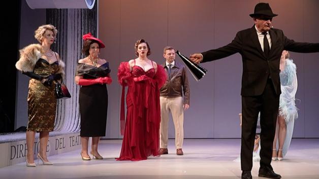 [VIDEO] W spektaklu „Dyrektor teatru” spotykają się aktorzy dramatyczni i śpiewacy operowi. Arie Mozarta sąsiadują z popularnymi włoskimi przebojami